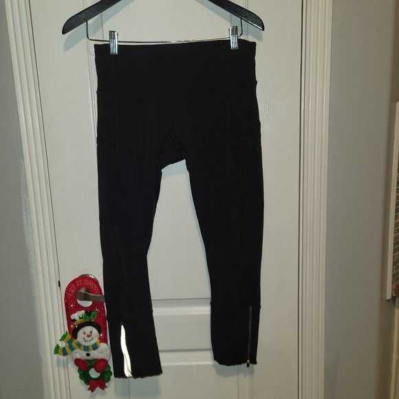 Size 8 Lululemon capri - Picture 3 of 4